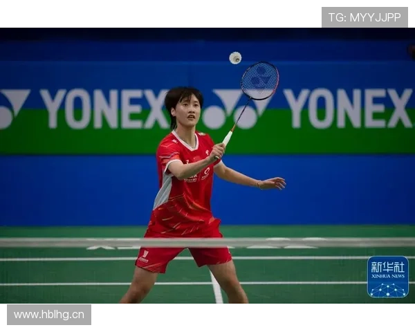 陈雨菲拎着菜市场塑料袋，背后正好是她代言的大牌海报，这画面太不和谐